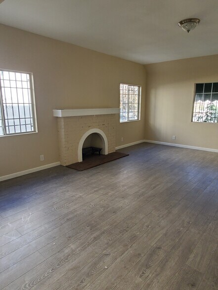 Building Photo - 947 S Sycamore Ave