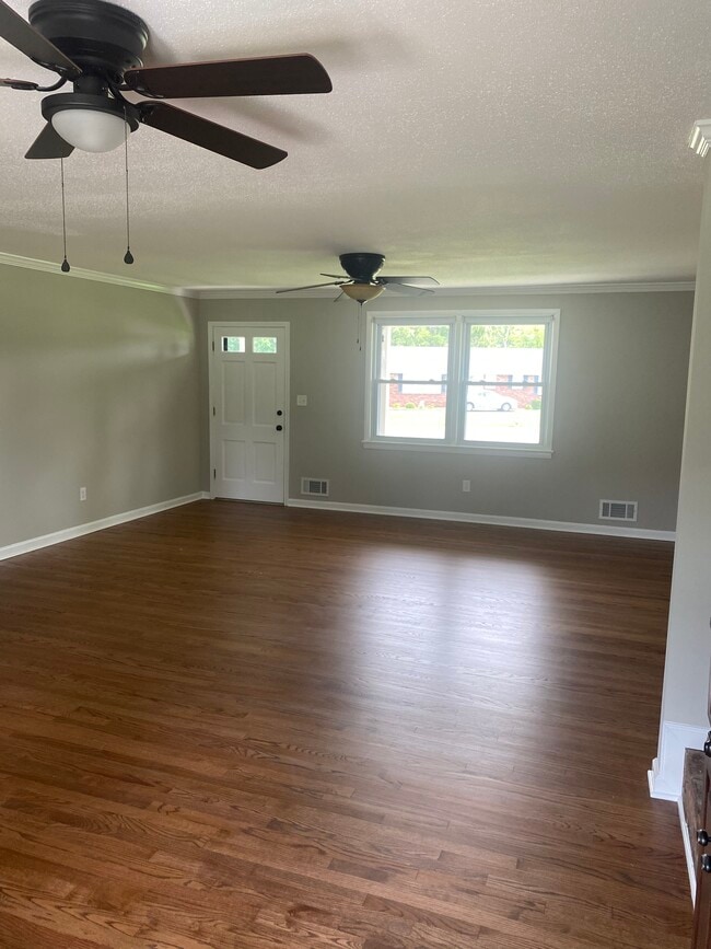 Building Photo - 704 Smith Way