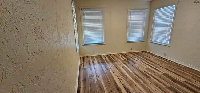 Building Photo - 521 W Inwood Dr