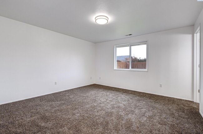 Building Photo - Nice Home, Yard care Included