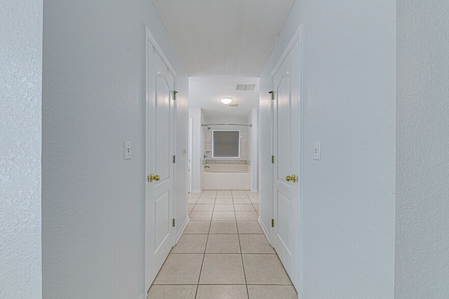 Building Photo - 1176 Lake Pl Ct