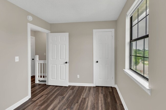 Building Photo - AVAILABLE July 23rd. 2 BD 1 1/2 BATH. CLOS...