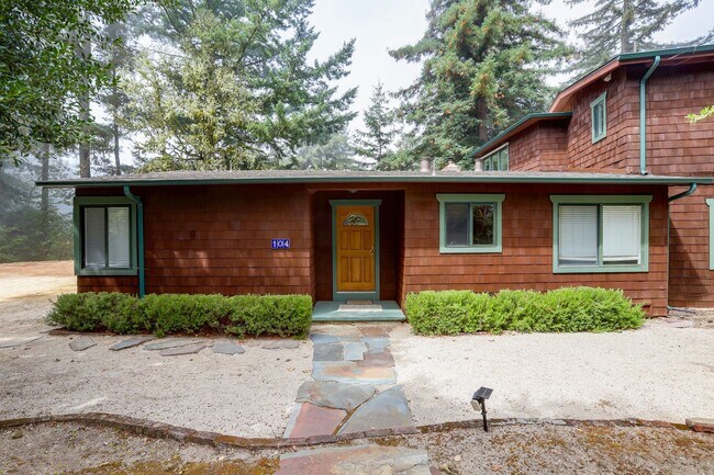Building Photo - 3 Bed / 2 Bath Woodside home on large lot ...