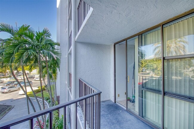 Building Photo - 800 Parkview Dr