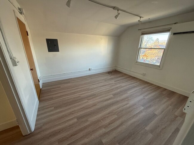 Building Photo - 316 E Peach St