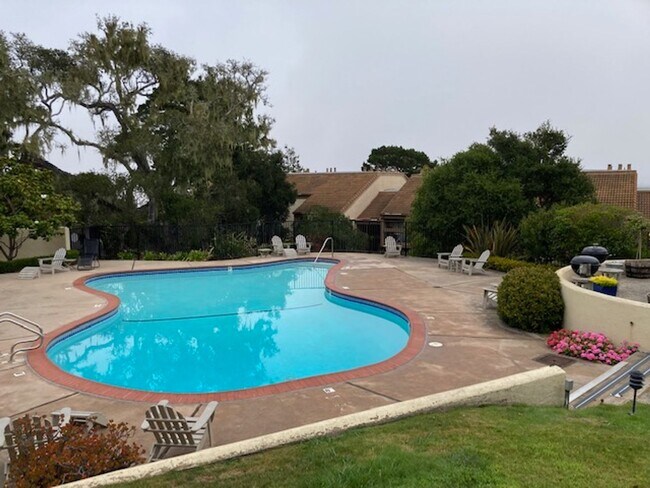 Building Photo - Great 1 Bedroom, 1 Bath second level Golden Oaks Condo in Monterey