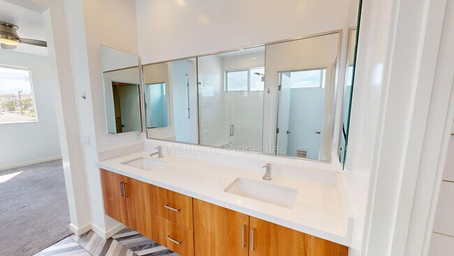 Building Photo - Modern Light-Filled Costa Mesa Home with Designer Kitchen