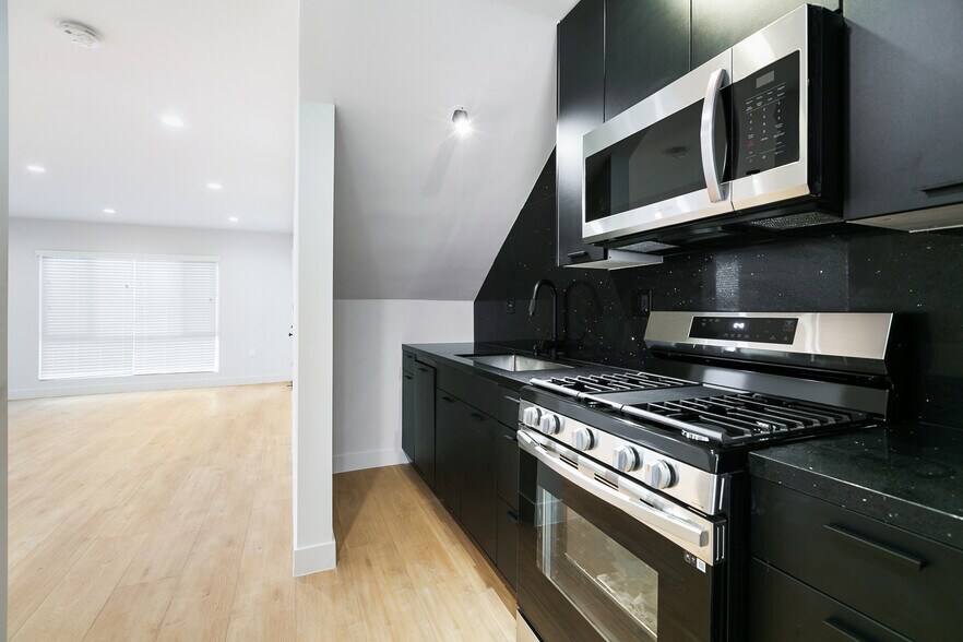 Building Photo - 345 N Heliotrope Dr