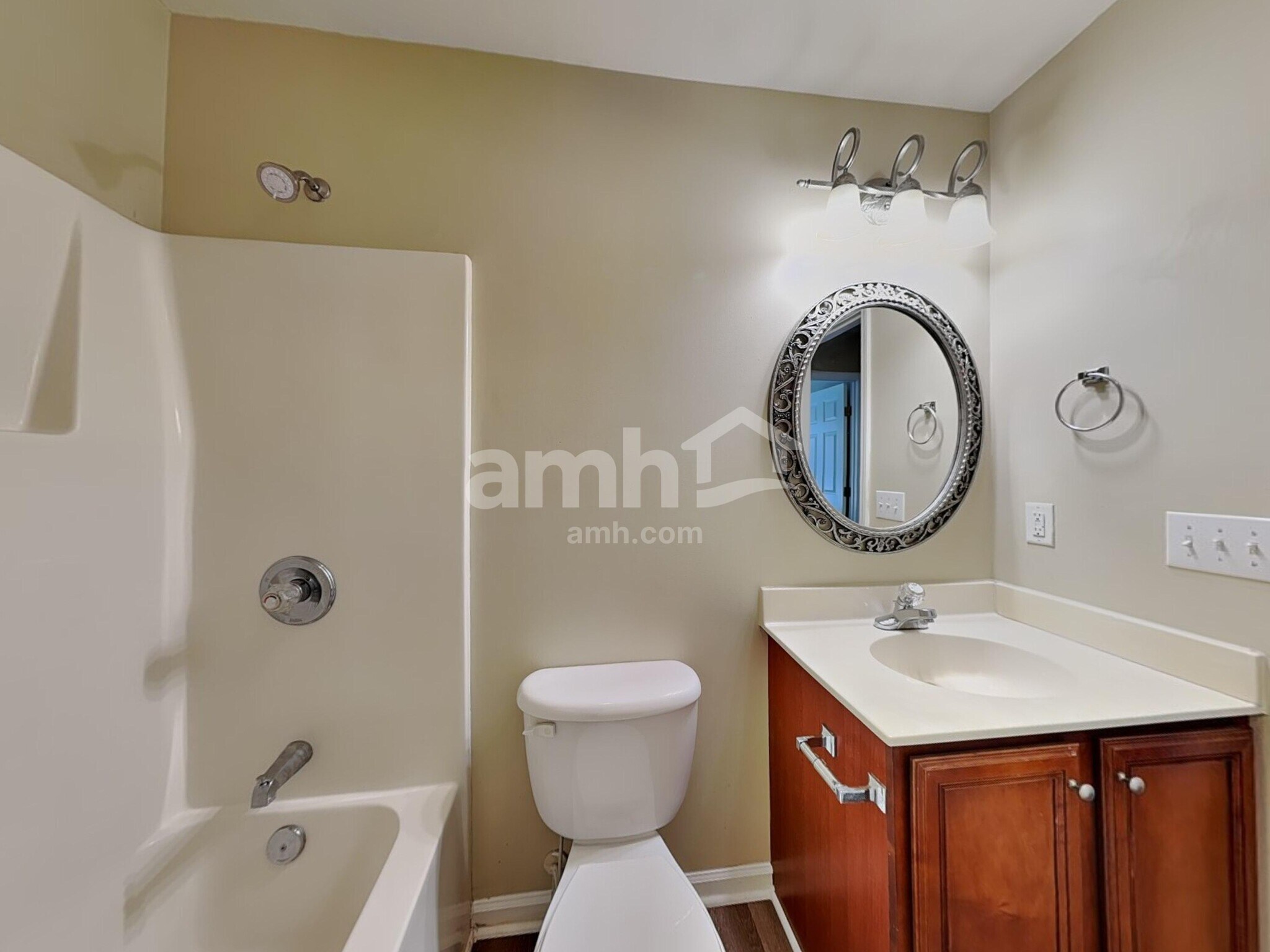 Building Photo - 1860 Oakhurst Park Ln