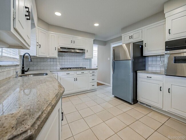 Building Photo - $2300 3 bed 2 bath bungalow