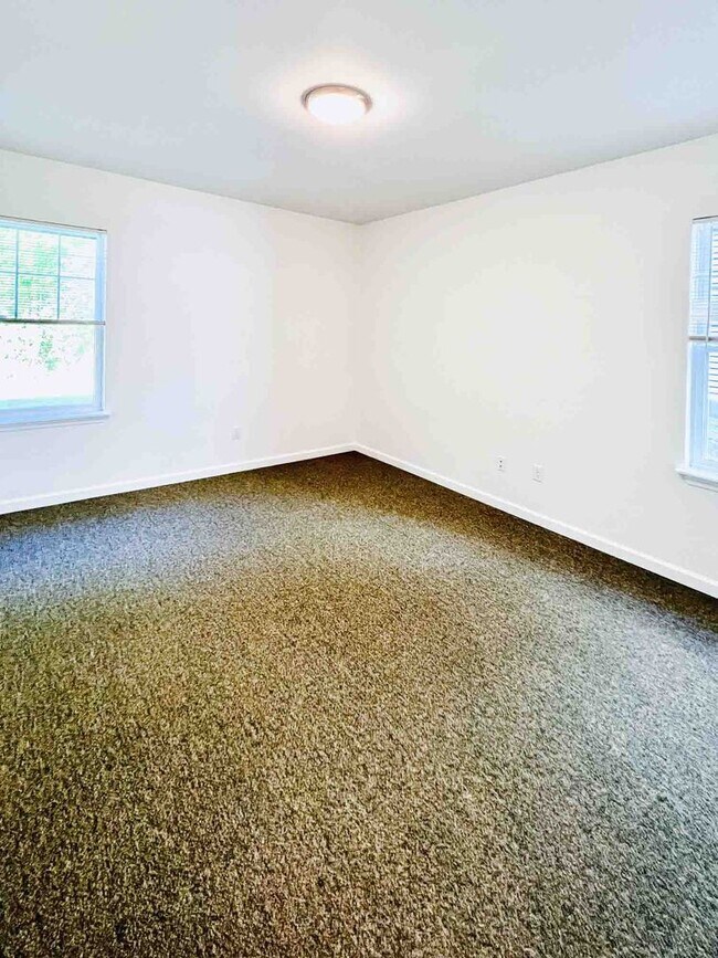 Building Photo - 2 bed, 1 bath apartment with washer and dryer included (85 Griffin Ln #101)