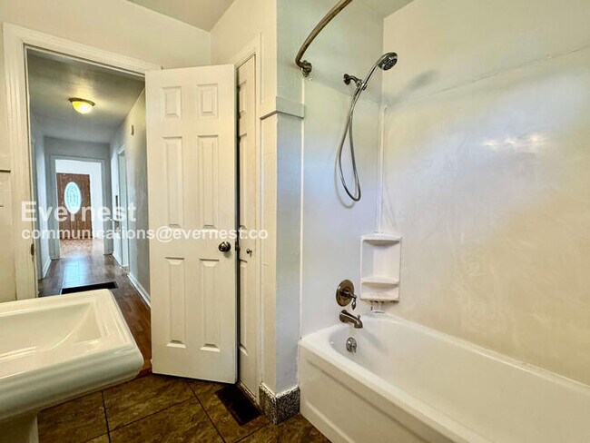 Building Photo - 2 Bed/1 Bath Home with Garage / Pet-Friendly / Available Now!