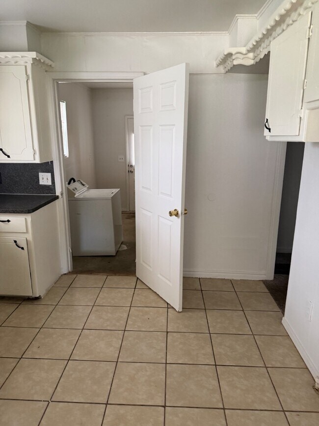 Building Photo - 1421 SW 46th St