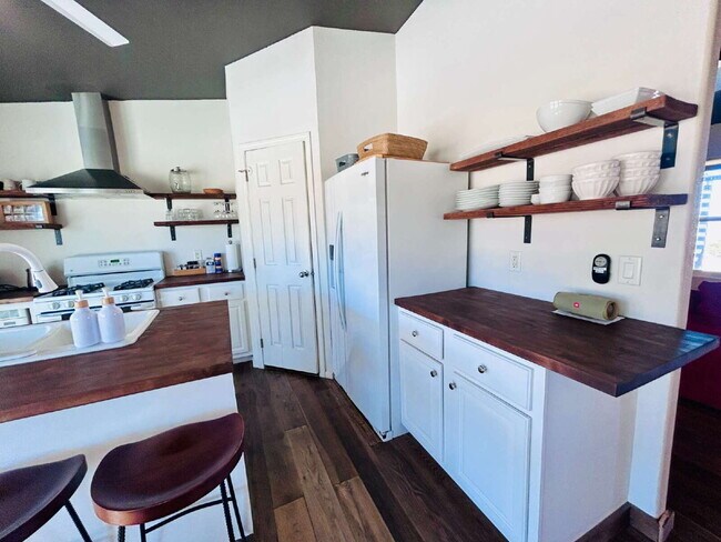 Building Photo - Updated 3 bd, 2 ba on 1.98 Acres with Hot Tub!