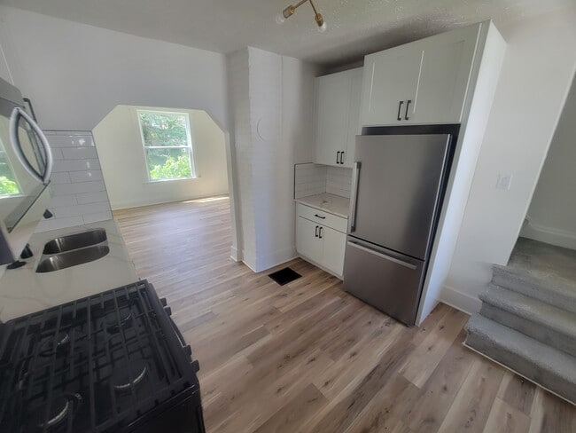 Building Photo - 1542 Thomas Ave