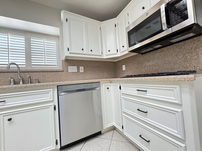Building Photo - 6926 Hearthside Dr