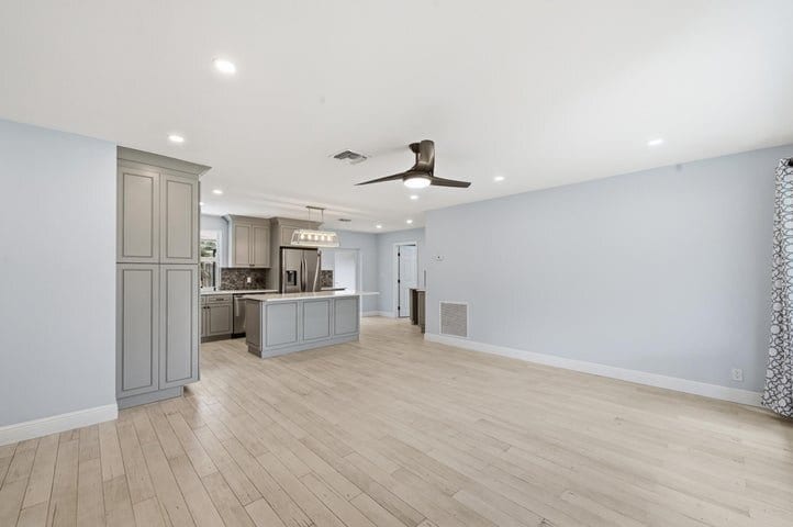 Building Photo - 2120 NE 62nd Ct