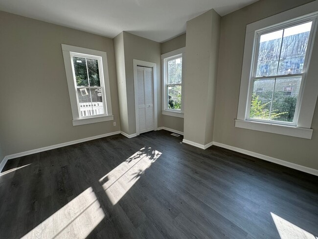Building Photo - 213 E Gale St