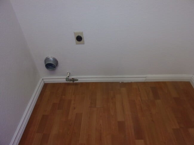 Building Photo - 853 Vassar Dr