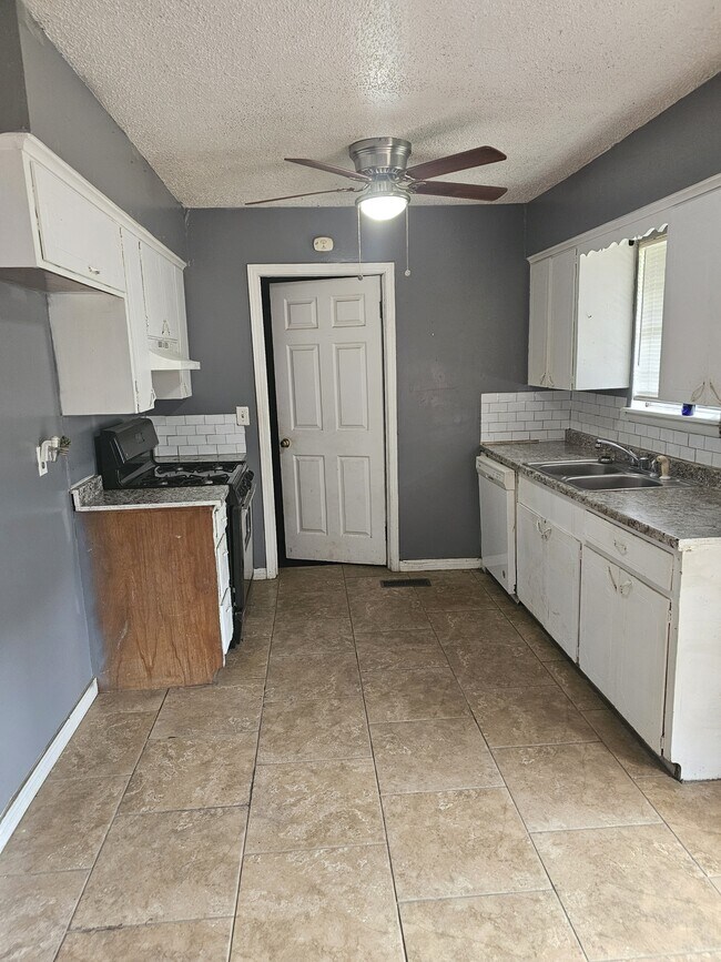 Building Photo - 409 S 190th E Ave