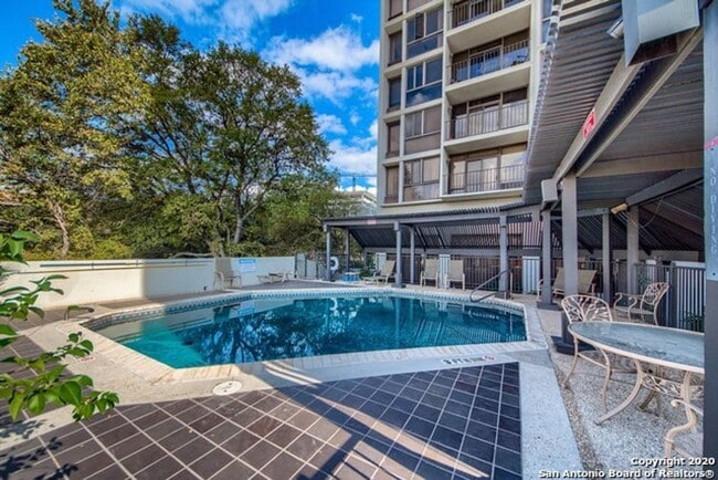 Building Photo - AMAZING STUDIO APARTMENT Near Medical Center w/ COMMUNITY POOL!