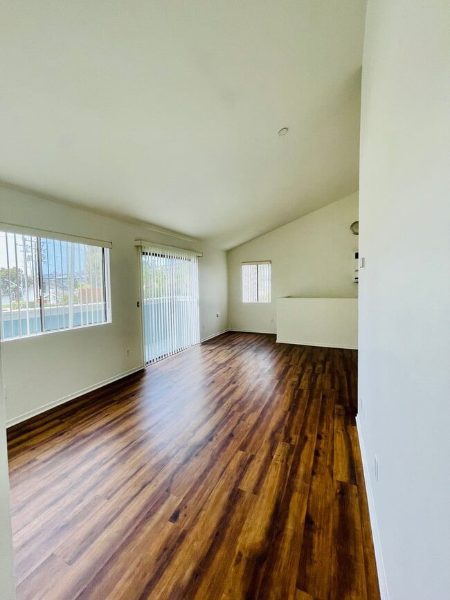 Building Photo - 792