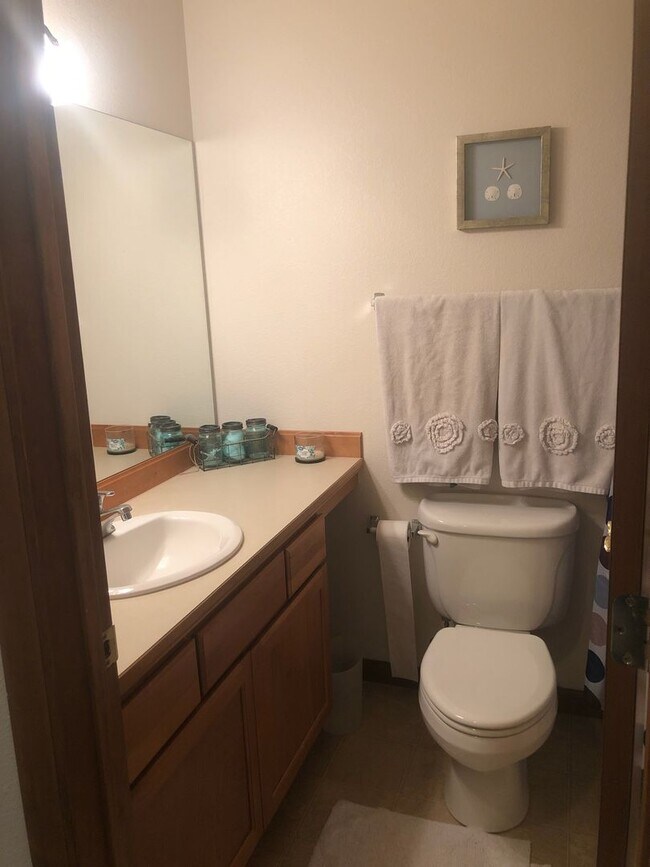 Building Photo - Fully Furnished Lakefront Condo!! 6 Month Lease Available!