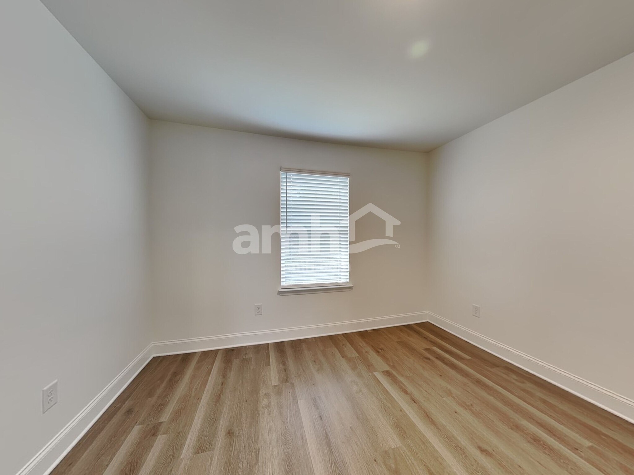 Building Photo - 496 Pointe Dr