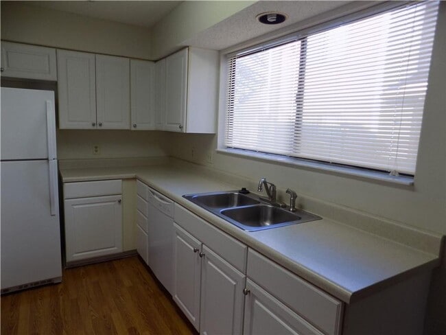 Building Photo - Close to the Beach!