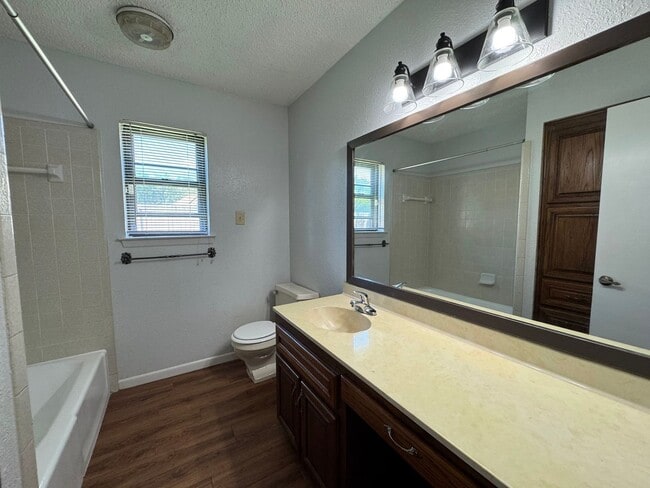 Building Photo - 807 Bass Cir