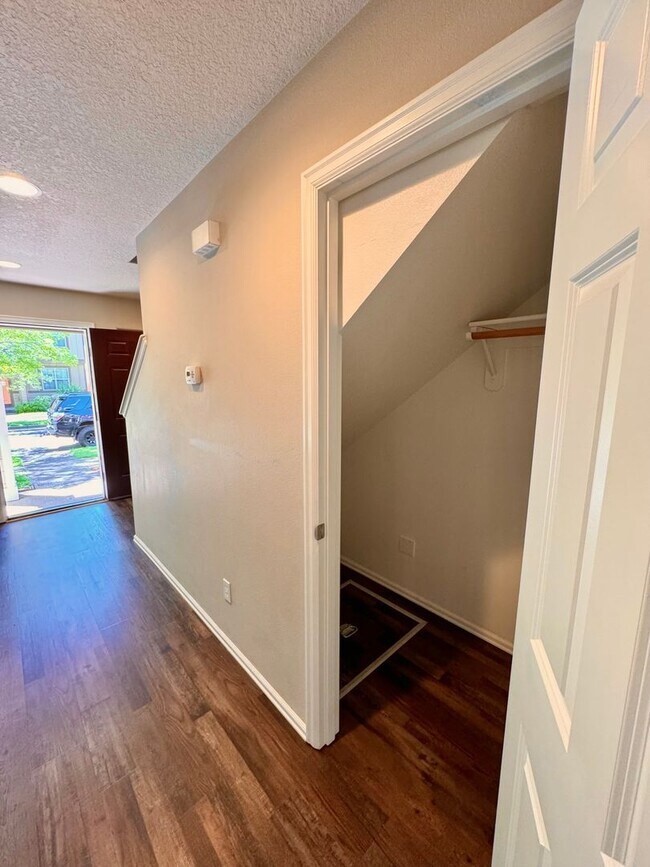 Building Photo - Beautiful Pet Friendly South Corvallis Home