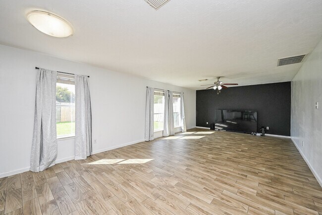 Building Photo - 2534 Halstead Dr