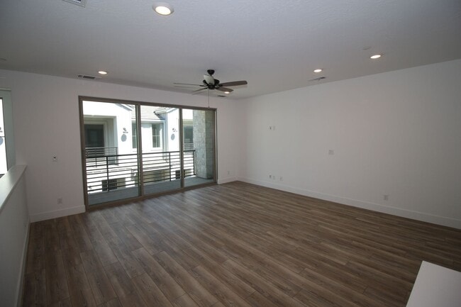 Building Photo - 2737 E Tamarind Dr