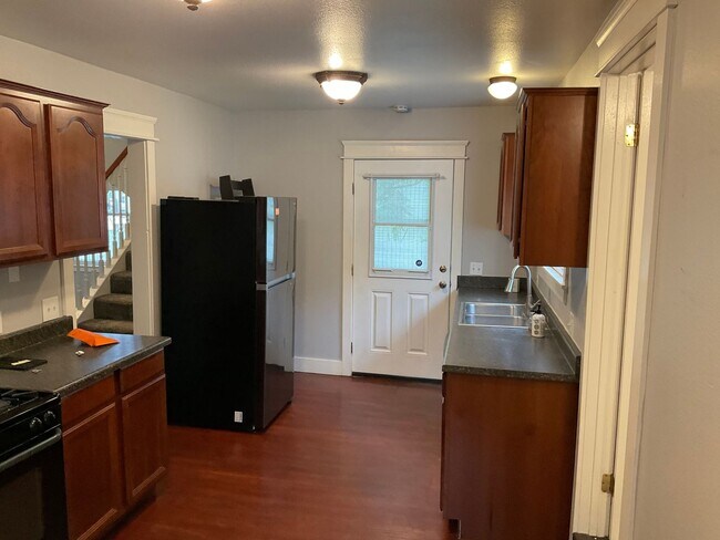 Building Photo - 154 N Shaffer St