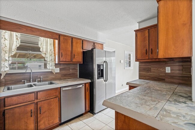 Building Photo - JUST LISTED!