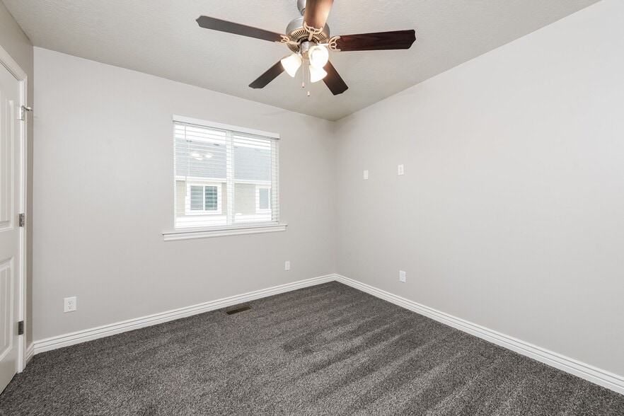 Building Photo - 2251 E Maple Dr