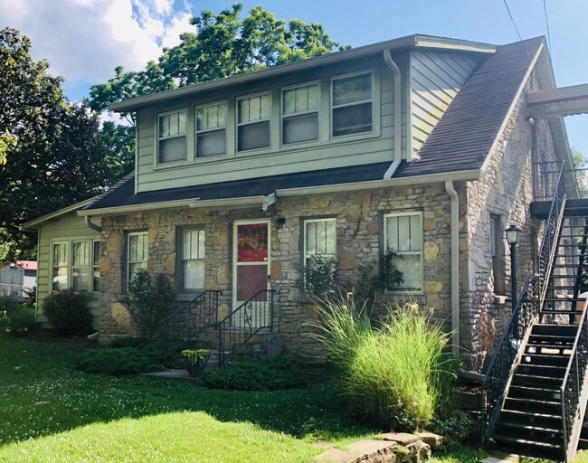 Building Photo - 3 Bedroom Duplex in Madison $1700/mo. $170...