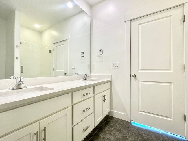Building Photo - Gorgeous Townhome in South Jordan!
