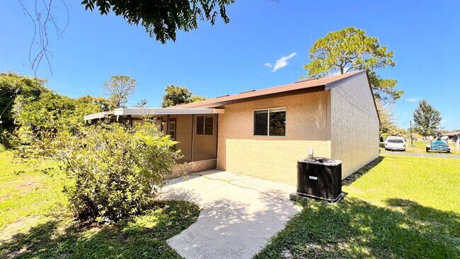 Building Photo - NEWLY RENOVATED 3 Bedroom/2 Bath Unit! Was...