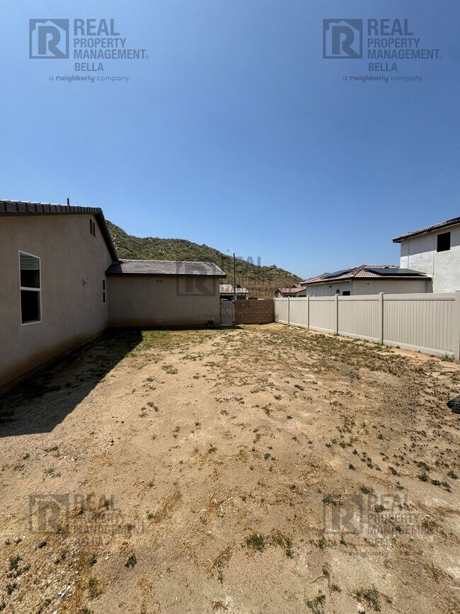 Building Photo - Single-Story Comfort & Style in Prime Heme...