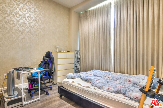 Building Photo - 3223 W 6th St