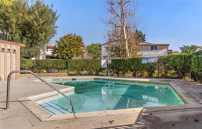 Building Photo - 809 E Acacia Ave