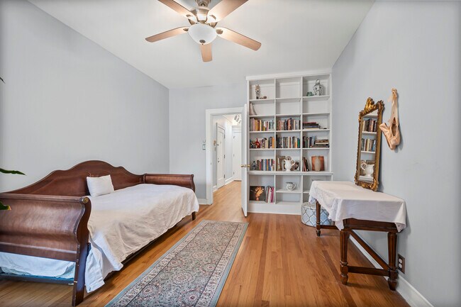 Building Photo - 906 Oakton St