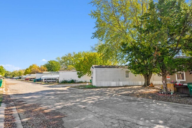 Building Photo - 2320 E MacArthur Rd