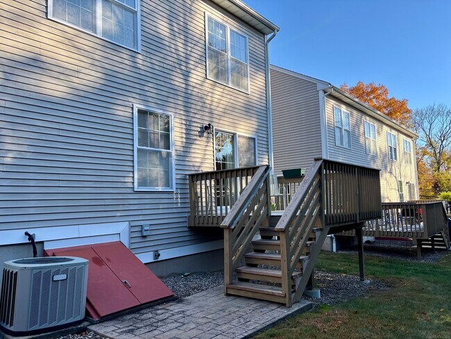 Building Photo - 589 Stafford Ave