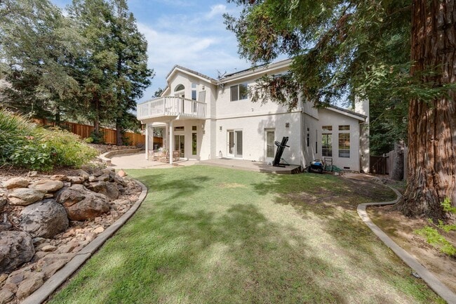 Building Photo - Luxury 4BR Home with Pool & Outdoor Kitche...