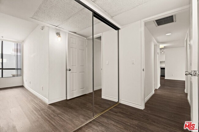 Building Photo - 1950 Rodney Dr