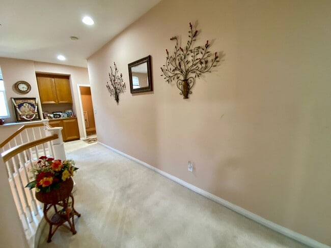 Building Photo - RB 4S Ranch 4br/2.5bath/yard/Garage Granite Kitchen $5490