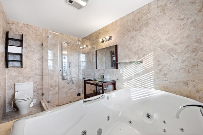 Master Bathroom - 3717 Nautilus Ave