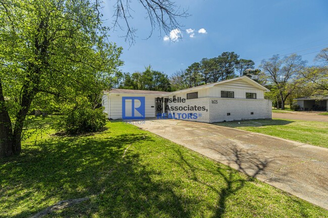 Building Photo - 3 Bed/2 Bath Home In Huntington Park